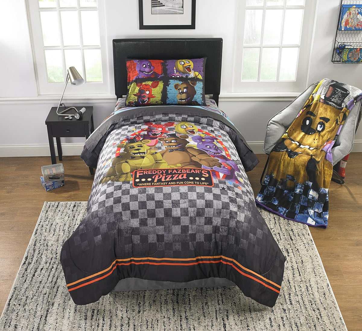 Five Nights At Freddy's Pizza Security 2Pc Twin/Full Comforter & Sham Set