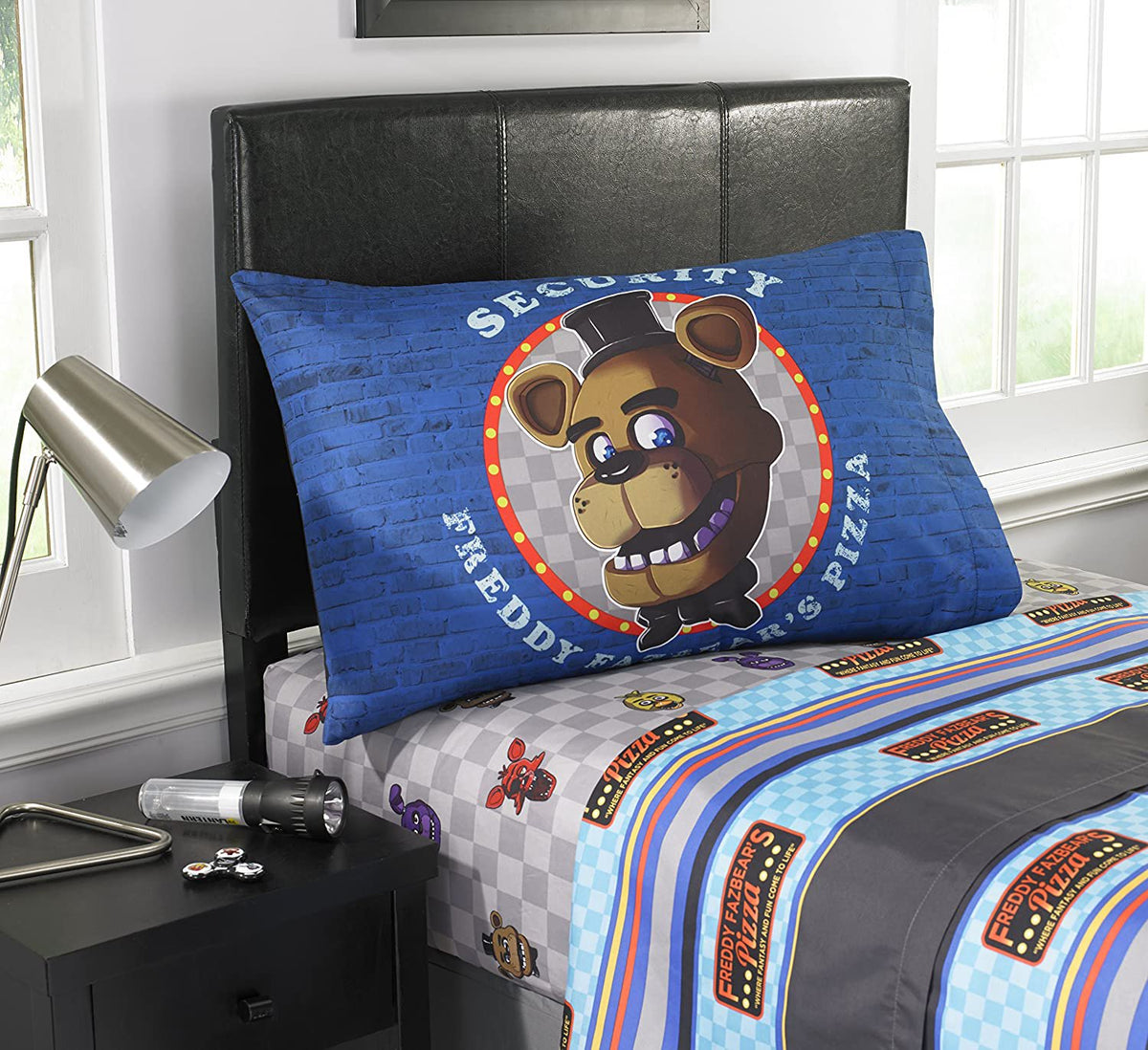Five Nights at Freddy's 'Pizza Security' Kids Twin Sheet Set
