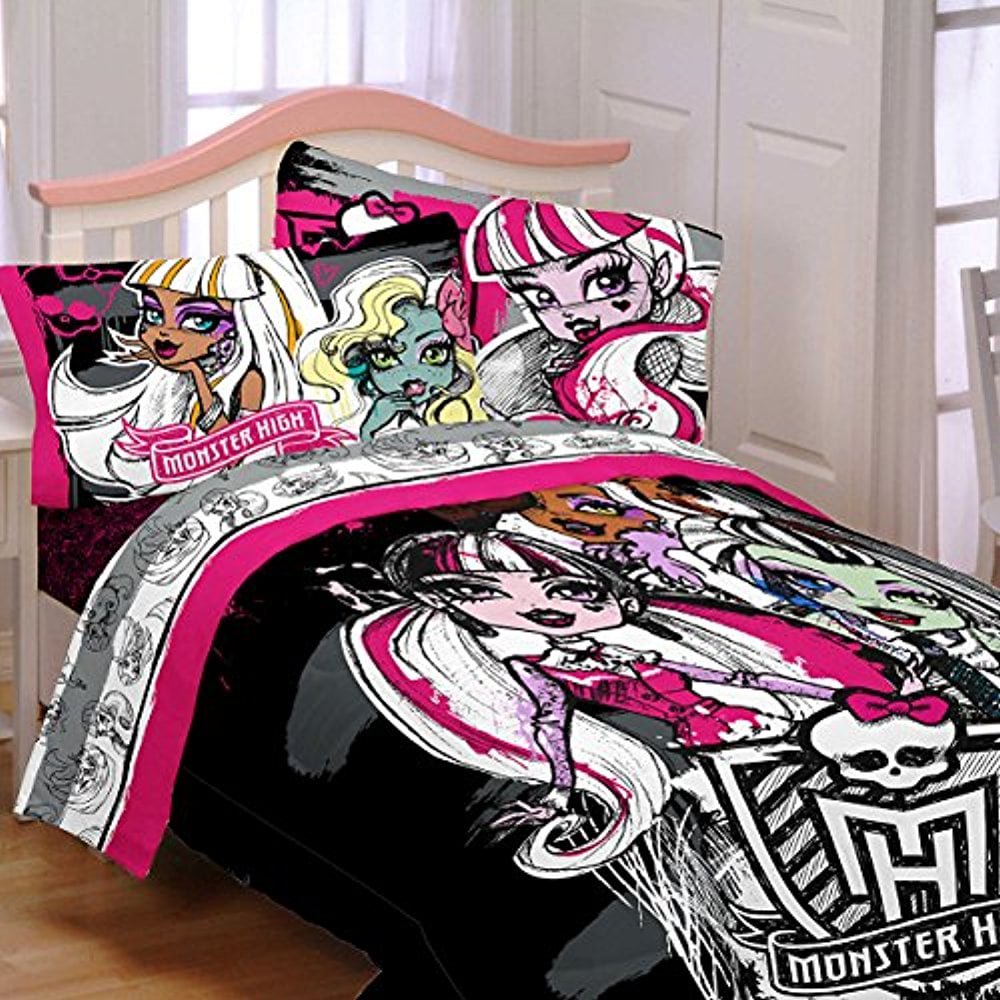 Mattel Monster High Comforter, Twin/Full Reverses to Soft Plush