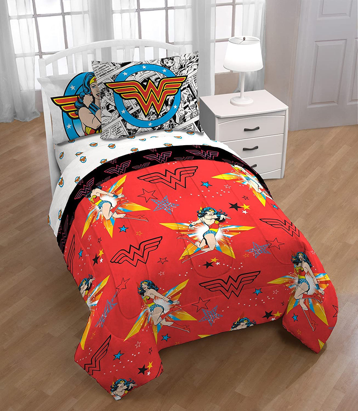 Wonder Woman 'I'm Wonder Woman' Twin 5 Piece Bedding Set with Bonus Tote